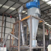 除去物料中輕飄的毛絮及海綿 借助風(fēng)力分選機(jī)