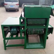 大量空易拉罐，經(jīng)過(guò)壓扁機(jī)得到回收