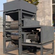 利用壓扁機(jī)，對(duì)廢棄易拉罐進(jìn)行擠壓