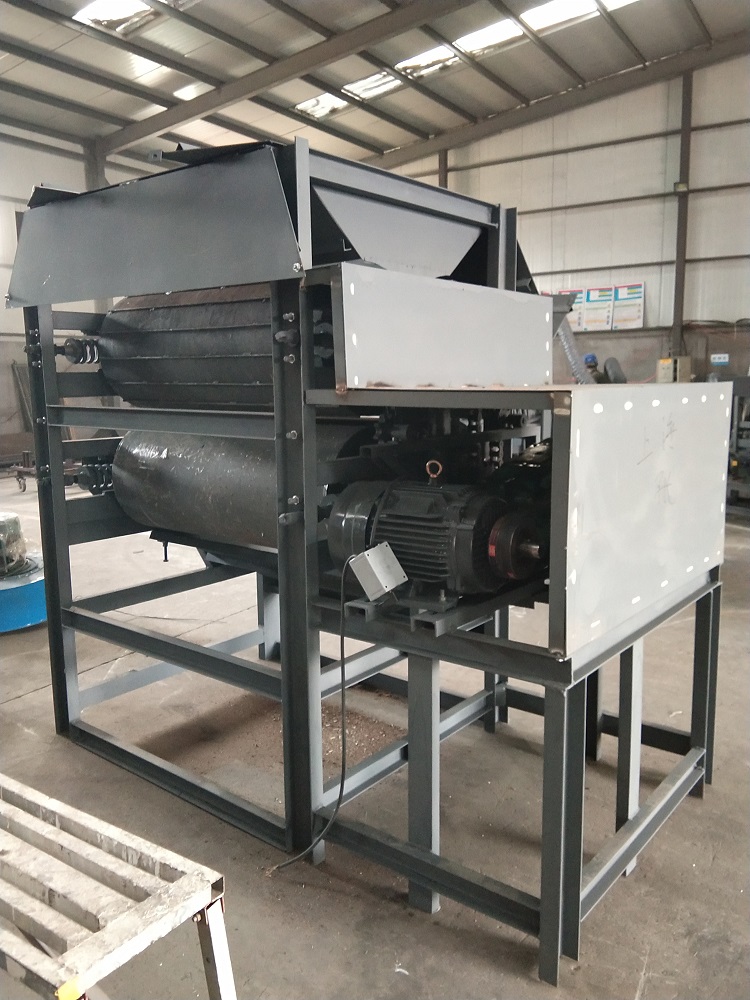 壓扁機(jī)壓縮易拉罐 節(jié)約空間 增加回收效率