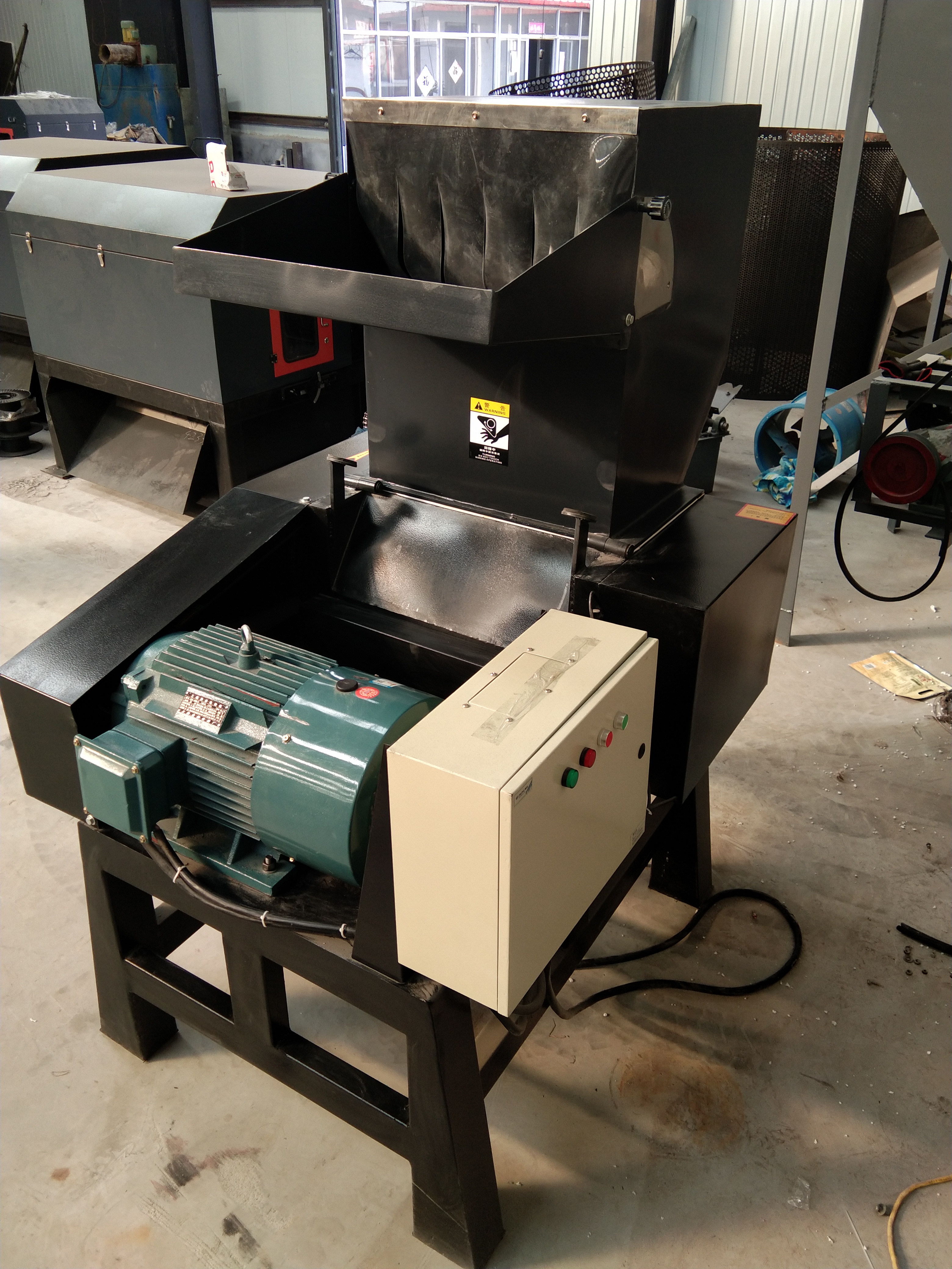 可粉碎塑膠、塑料、廢舊橡膠制品的塑料粉碎機(jī)